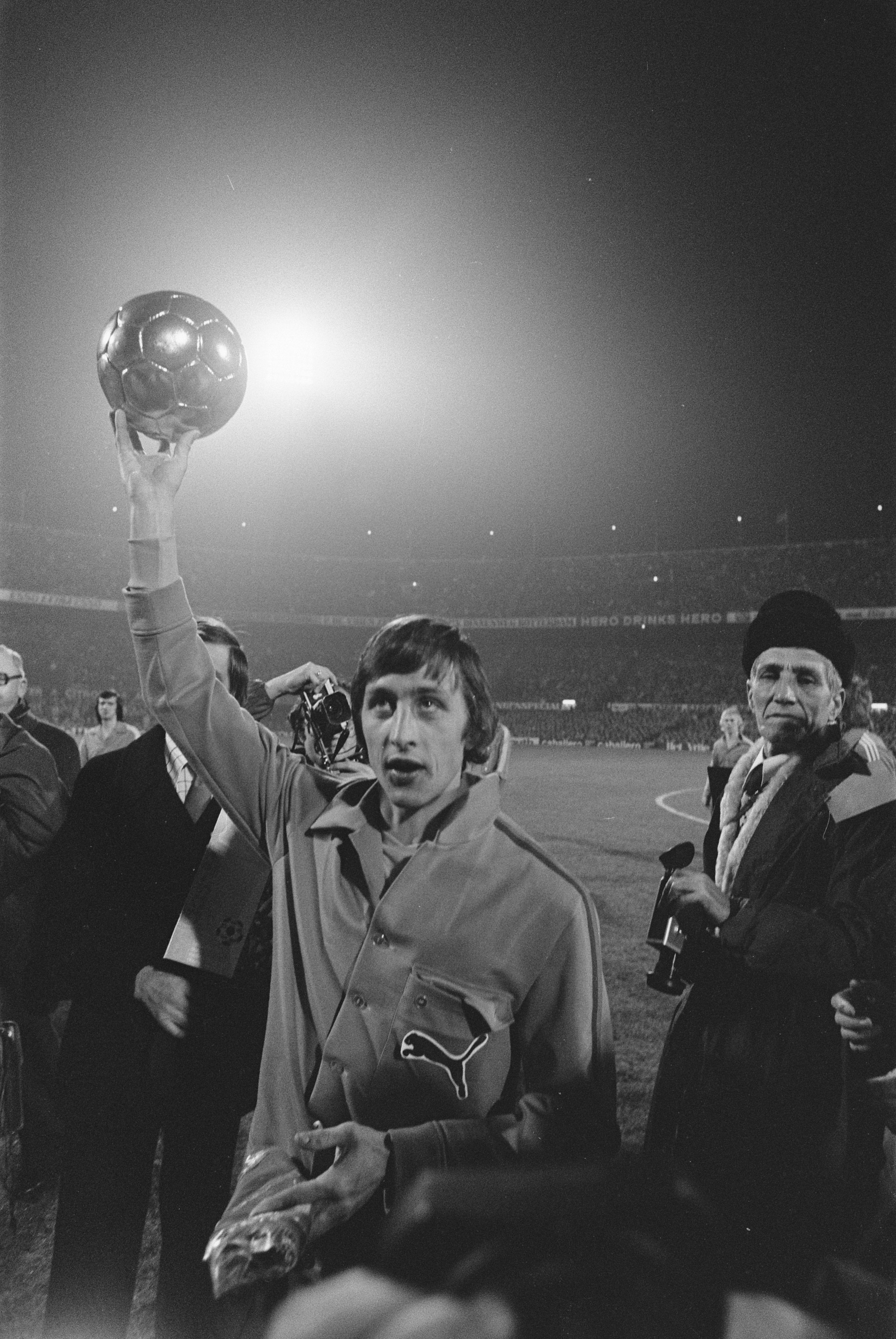 Johan Cruijff ontvangt de Gouden Bal als beste speler van het WK 1974